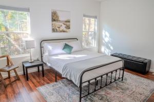 Postel nebo postele na pokoji v ubytování Lakefront Haven with Private Dock