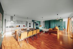 Una cocina o cocineta en Design 3BD apartment cooking area in architect villa