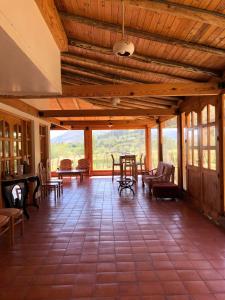 a large living room with a table and chairs at Casa de campo con vista al Huascarán in Huaraz