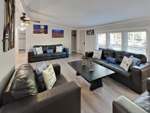 - un salon avec des canapés en cuir et une table basse dans l'établissement Island Club #66, à Put-in-Bay