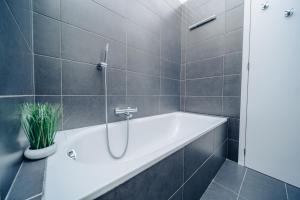 Un baño de Design 3BD apartment cooking area in architect villa 25 fotos más