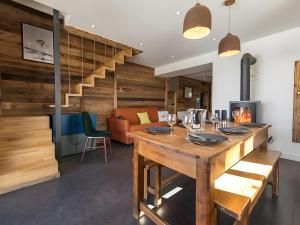 Gite Le Mazot في ألبيز-مونتروند: غرفة طعام مع طاولة خشبية وأريكة