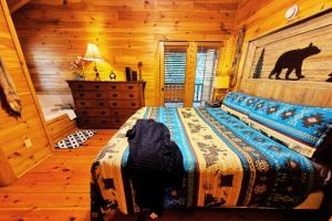 Postel nebo postele na pokoji v ubytování Prospector - Pigeon Forge