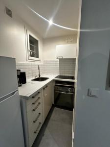 La Celle-sous-Gouzonにあるl'Atelier des Rêvesのシンクとコンロのある白いキッチン