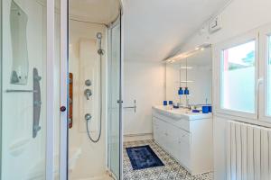 un baño con ducha y lavabo en Ty Abéric maison en front de mer, en Ploudalmézeau 19 fotos más