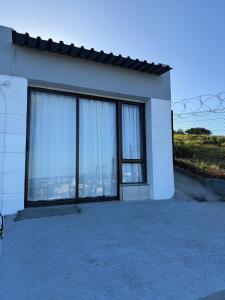 モッセル・ベイにあるLion's Cave 2の大きな窓のある建物