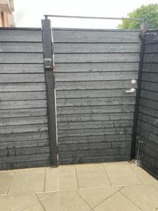 ein großer Sichtschutzzaun mit einer schwarzen Wand in der Unterkunft Østerbrogade 49 in Holstebro + 2 Fotos