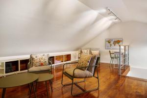 a living room with chairs and a table at Casa do Loureiro in Funchal