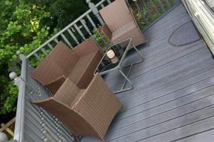 Dos sillas y una mesa en una terraza. en 3 Bed Chalet Sleeps 6 - Parking Site Facilities, en Welshpool