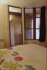 a bedroom with a bed and a window at Appartement de charme en Ardèche in Aubenas