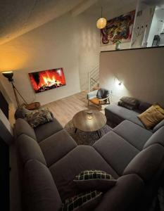 ein Wohnzimmer mit Couch und Kamin in der Unterkunft Østerbrogade 49 in Holstebro