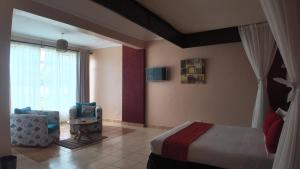 马查科斯Oldonyo Sapuk Resort的一间卧室，里面有一张床、一把椅子和一扇窗户