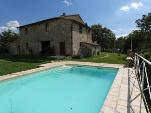 una gran piscina frente a un edificio en CASALE AL LAGO con PISCINA E SAUNA, en Corbara