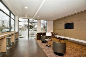 Televiisor ja/või meelelahutuskeskus majutusasutuses Cozy, modern apartment with balcony&free parking