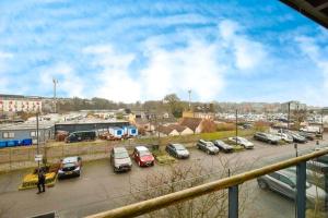 Linna Gillingham üldine vaade või majutusasutusest Cozy, modern apartment with balcony&free parking pildistatud vaade