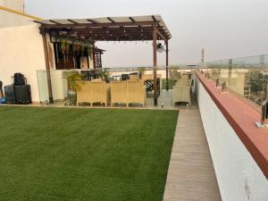 un patio con sillas y césped en un edificio en Oasis Park Residences, en Accra