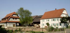 Casa blanca grande con techo marrón en Dieboldshof, en Dundenheim 3 fotos más