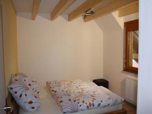 Una cama en una habitación con dos almohadas encima. en Dieboldshof, en Dundenheim