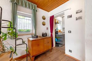 Cette chambre comprend une cuisine avec une table et une fenêtre. dans l'établissement Ferienwohnung Horn, à Kaiserslautern