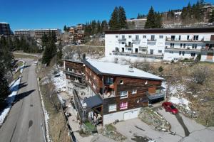 eine Luftaufnahme eines Holzhauses in einer Stadt in der Unterkunft Vacances de rêves - Gaboureaux in Chamrousse