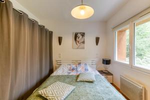 ein Schlafzimmer mit einem Bett und einem Fenster in der Unterkunft Vacances de rêves - Gaboureaux in Chamrousse