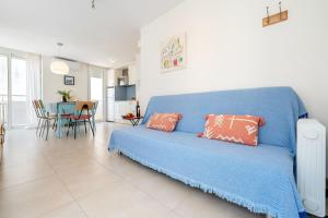 een blauwe bank in een woonkamer met een tafel bij Apartamento Sf1 in L'Ametlla de Mar