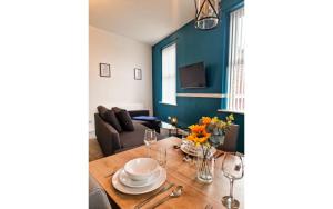 リバプールにあるLodginet Stays - County Luxe - 2BR Flat 1のダイニングルーム(花のテーブル付)