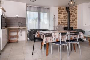 Posezení v ubytování La longère du Cosquer