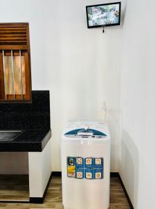 TV a/nebo společenská místnost v ubytování Eagle Wings Mirissa