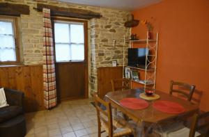 Televiisor ja/või meelelahutuskeskus majutusasutuses Gîte Peigne De Vénus