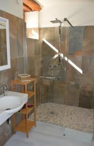 Vannituba majutusasutuses Gîte Peigne De Vénus +12 fotot