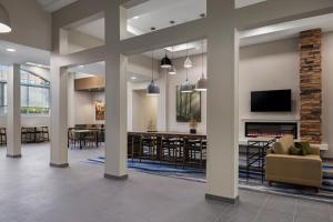 - un hall avec un salon et une salle à manger dans l'établissement Fairfield Inn Sacramento Cal Expo, à Sacramento