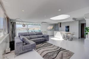 Kuchyň nebo kuchyňský kout v ubytování Panoramic Ocean Mountain View 3