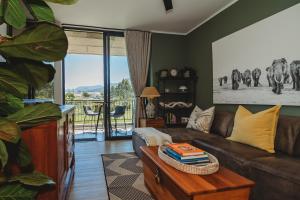 Χώρος καθιστικού στο 103 The Meadows, central George with amazing views and location