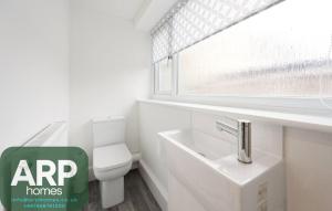 Ince-in-Makerfieldにある3 Bed House, Free Parking, Gardenの洗面台、トイレ、窓のあるバスルーム +11枚の写真