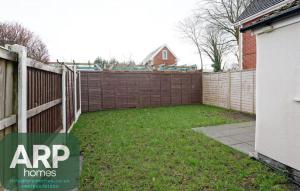 Ince-in-Makerfieldにある3 Bed House, Free Parking, Gardenの裏庭