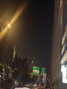 a city at night with street signs and a building at فندق لؤلؤة الجوار مكه in Makkah