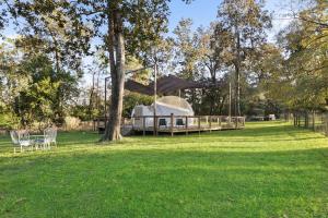 un gazebo con una tenda in un parco di Bespoke Outdoor Bubbles a Cleveland
