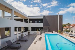 Πισίνα στο ή κοντά στο 103 The Meadows, central George with amazing views and location