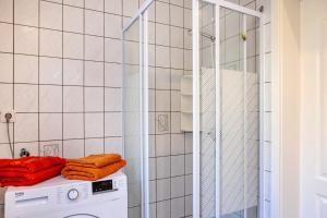 a washing machine with towels on top of it in a bathroom at Ferienwohnung bei Will in Stützerbach +16 photos