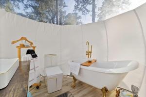 un bagno bianco con vasca e lavandino di Bespoke Outdoor Bubbles a Cleveland Altre 36 foto