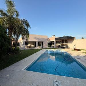 a swimming pool in front of a house at Sumergite en una gran piscina o jacuzzi in Gualeguaychú