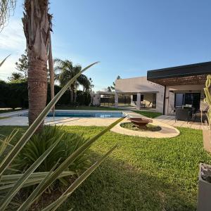 a backyard with a pool and a palm tree at Sumergite en una gran piscina o jacuzzi in Gualeguaychú