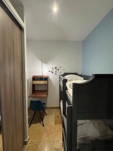 Ένα ή περισσότερα κρεβάτια σε δωμάτιο στο Charmant appartement au cœur historique de Narbonne