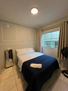 Ένα ή περισσότερα κρεβάτια σε δωμάτιο στο IR 02 · Próximo ao hospital Hans Dieter / Térreo