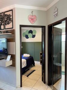 Ένα ή περισσότερα κρεβάτια σε δωμάτιο στο IR 02 · Próximo ao hospital Hans Dieter / Térreo +38 φωτογραφίες