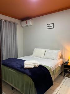 Un dormitorio con una cama con toallas. en Iririu 01 · Ap térreo a 2 km - Hospital Regional Hans Dieter, en Boa Vista