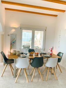 コンブレ・デル・ソルにあるMimosa Ferienhausのテーブルと椅子のあるダイニングルーム