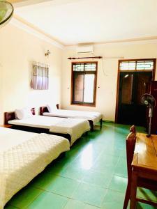 Postel nebo postele na pokoji v ubytování Khách Sạn Phong Châu Sốp Cộp