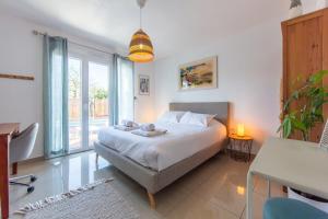 een slaapkamer met een bed en een groot raam bij Villa Goya in Ares with private pool in Arès +40 foto's